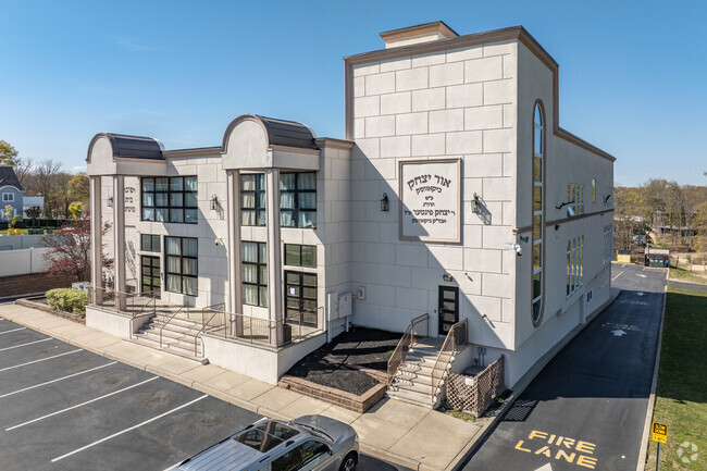 Yeshiva Shaar Hatalmud in Lakewood.