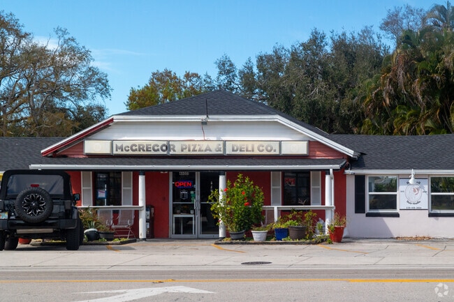 McGregor Pizza and deli Company has fantastic pizza.