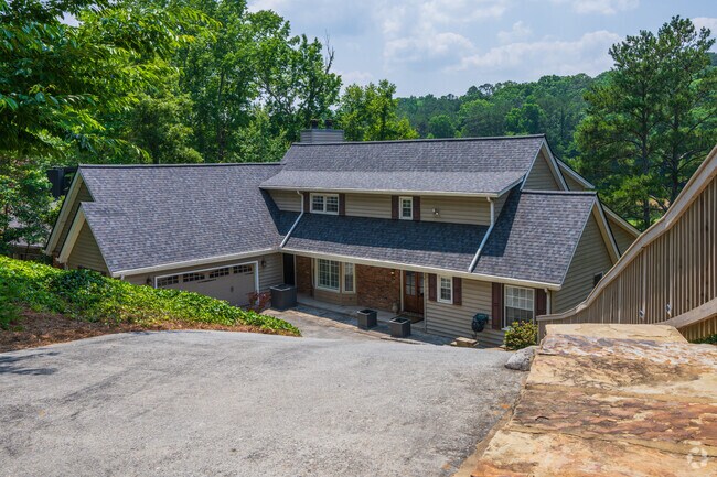 A large selection of privately owned homes are nestled within the steep hills of Rivermont and provide an extra layer of seclusion.