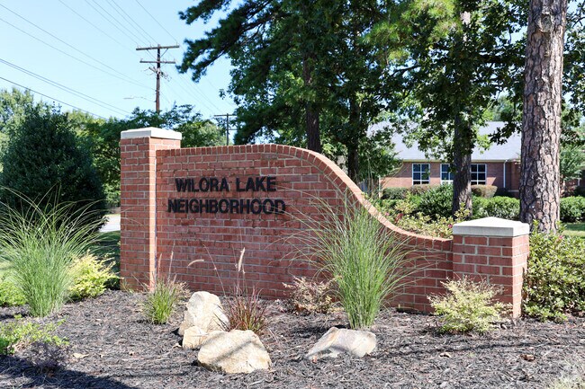 A welcoming entrance to the Eastland-Wilora Lake area of Charlotte.