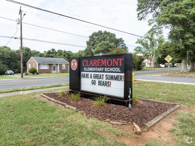 The student population of Claremont Elementary School is 463 and the school serves PK-6.