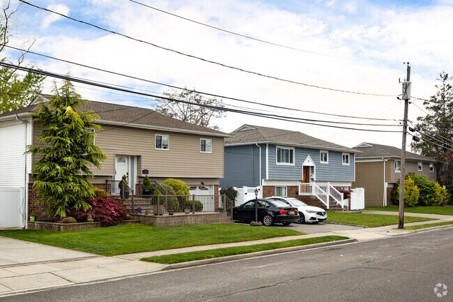 Rows of hi-ranches are very visible in some areas of South Farmingdale, NY.