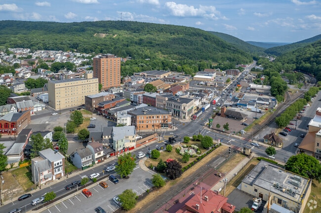 Park Crest, Pennsylvania sits near the larger town of Tamaqua, between the Pocono Mountains and the Nesquehoning Mountain.