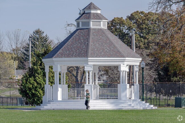 Bristol Town Common hosts events near Coggeshall’s community.