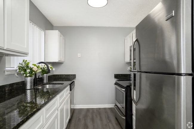 168 Fox Hill Ln unit 2 Bedroom in unit WD, Enfield, CT 06082 - photo 2