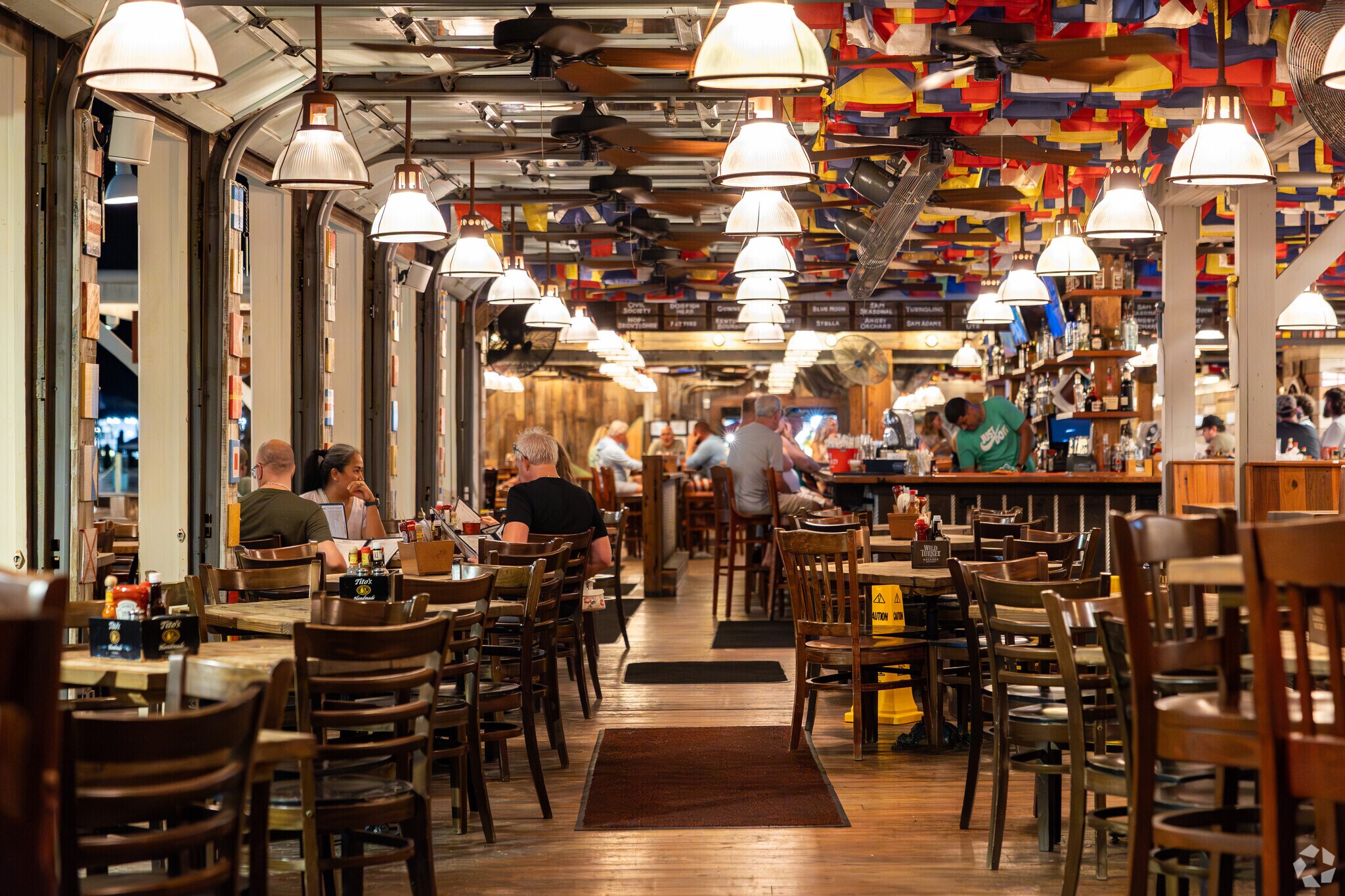 Dynamic restaurants and bars are the main attractions in Kew West nightlife.