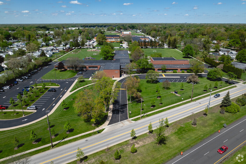 Maumee Intermediate School welcomes new students.
