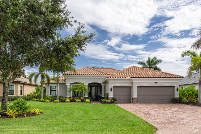 Homes in Heritage Bay are primarily large single family houses with well manicured lawns.