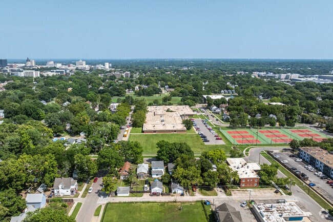 Central in the neighborhood, Robinson Middle is next to Central Park Community Center and park.