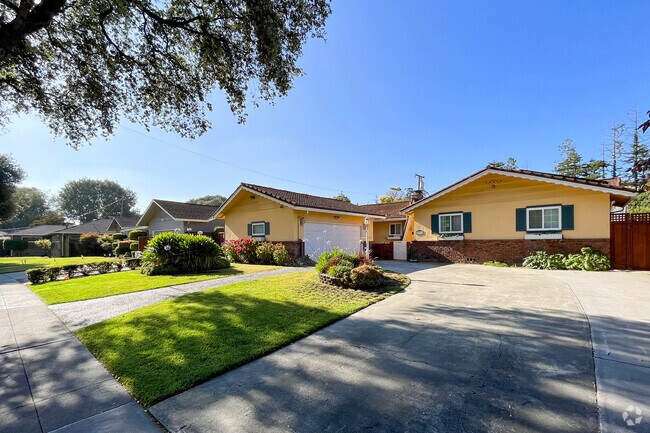 Midcentury ranch-style homes are common north of Forest Avenue in Bascom-Forest.