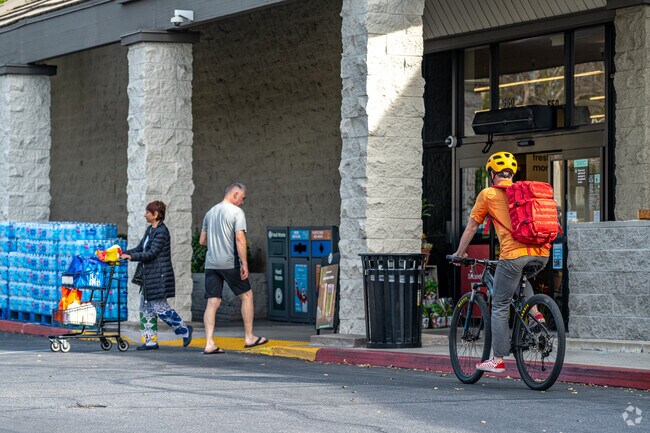 Shop at Von’s in North Claremont for high-quality produce, fresh bakery items, and deli favorites.
