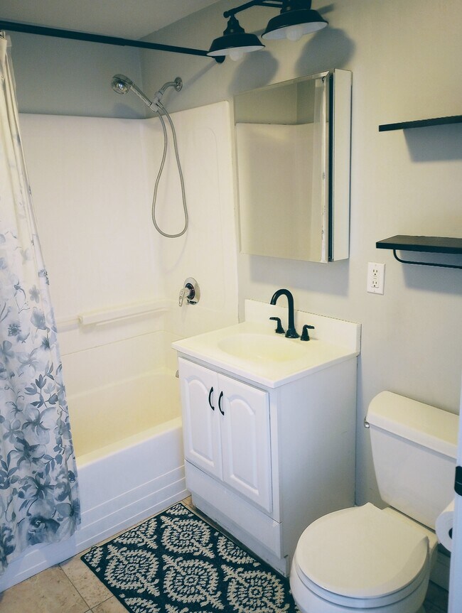 Downstairs bathroom (2nd floor)