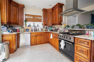 83 Beaumont St Unit 2, Fairfield, CT 06824