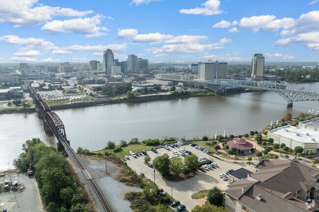 Mot-Carterville lies just a short drive from Shreveport, making city life easy to access.