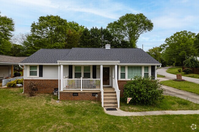 Bungalow houses with large front porches can be found all throughout Nicholtown.