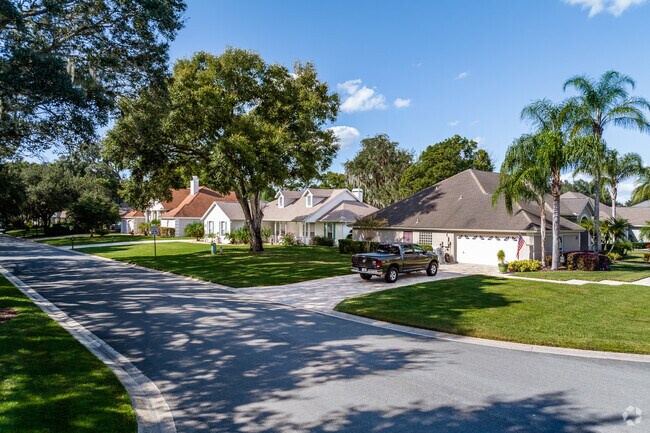 Find a ranch-style home in Park Place on Lake Joanna in Eustis.