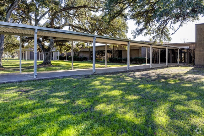 Sweeny Elementary thrives in Sweeny, Texas, a cornerstone of Brazoria County education.