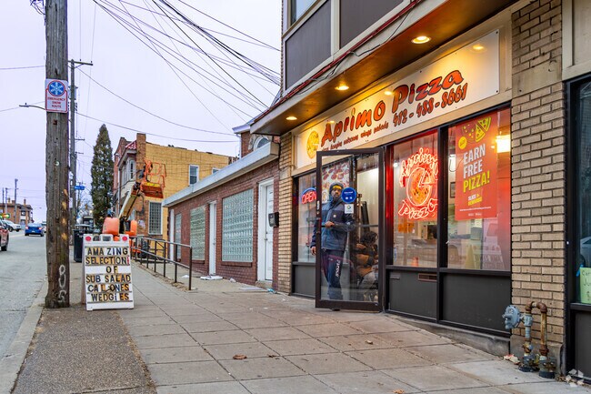 Another satisfied Knoxville customer leaves Aprimo Pizza.