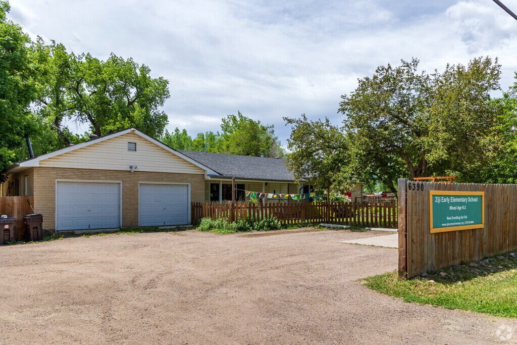 Ziji Early Elementary School is a private elementary school, serving grades K-2.