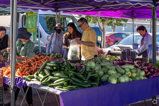 Creekside Farmers' Marke offers a variety of fresh produce and artisanal goods in Cupertino.
