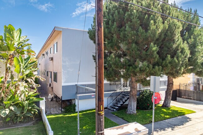 BEAUTIFUL REMODELED 1 AND 2 BEDROOM UNITS IN PRIME LOCATION, North Hollywood, CA 91605 - photo 3