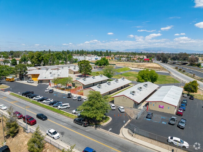College Heights Elementary is located in East Bakersfield right off of the 178 freeway.