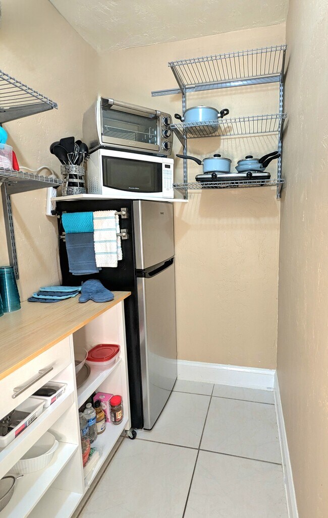 1736 Dewey St unit A, Hollywood, FL 33020 - photo 2