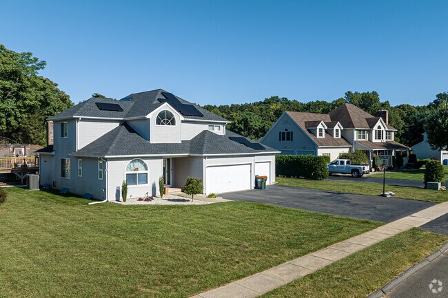 Homebuyers in Plantsville can choose large contemporary homes with wide lawns.