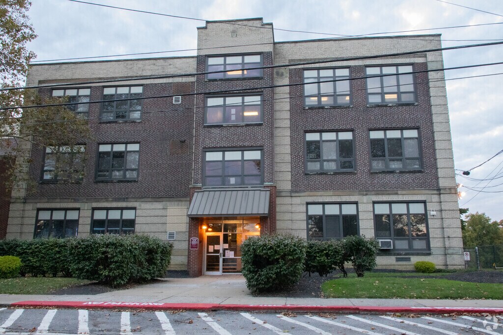 Fairport Harding High School provides education in the neighborhood of 
Outlying Lake County.