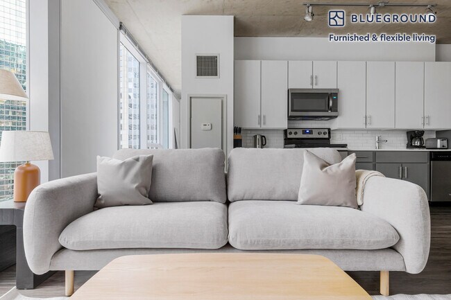 215 W Lake St unit FL12-ID1343, Chicago, IL 60606 - photo 2
