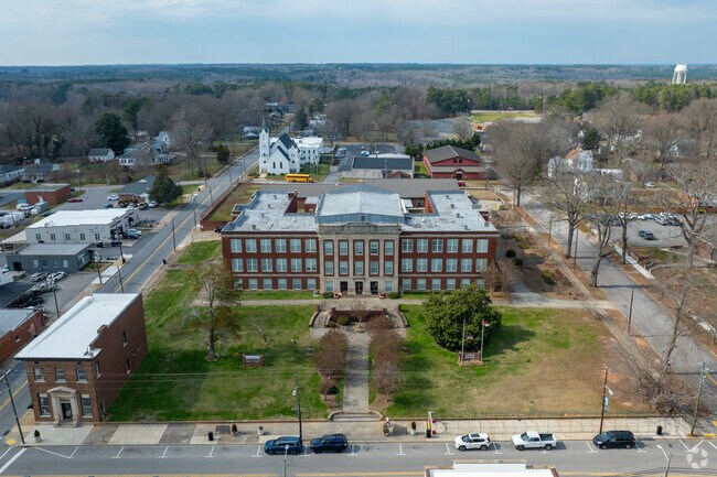 Franklinton Middle School serves nearly 300 students in the Franklinton, NC area.