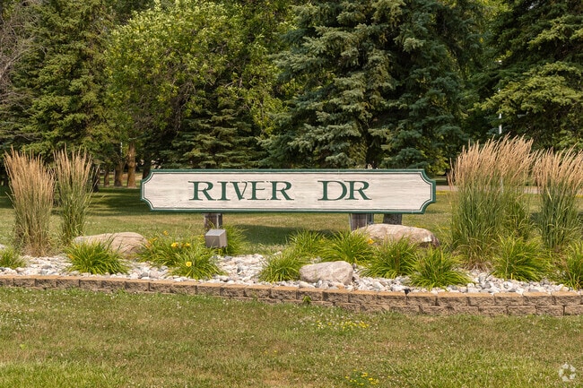 The sign for River Drive lets you know you're just a stone's throw from the Red River.
