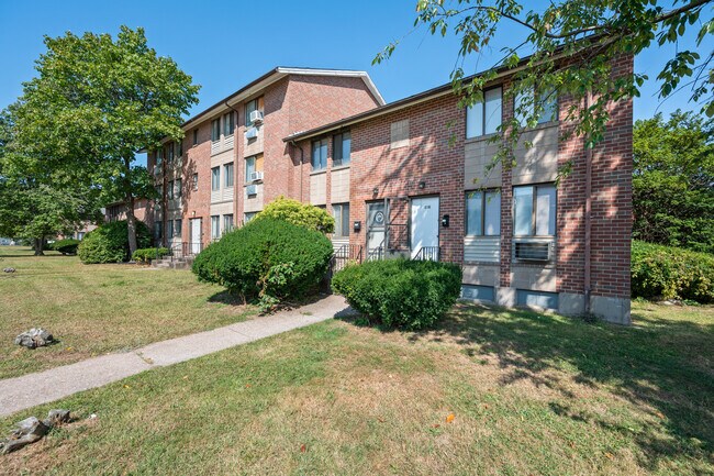 10 Henderson Dr unit 7, East Hartford, CT 06108 - photo 2