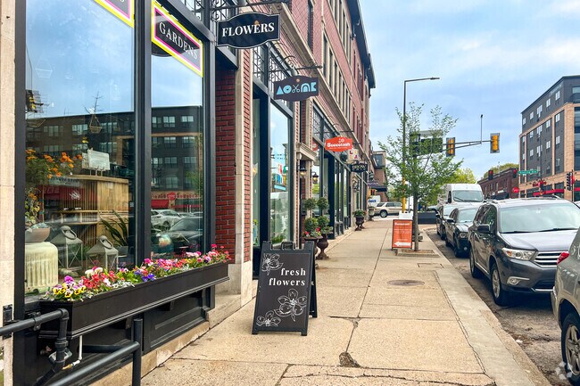 Selby at Snelling shopping offers all the charm of a European-style downtown in Union Park.