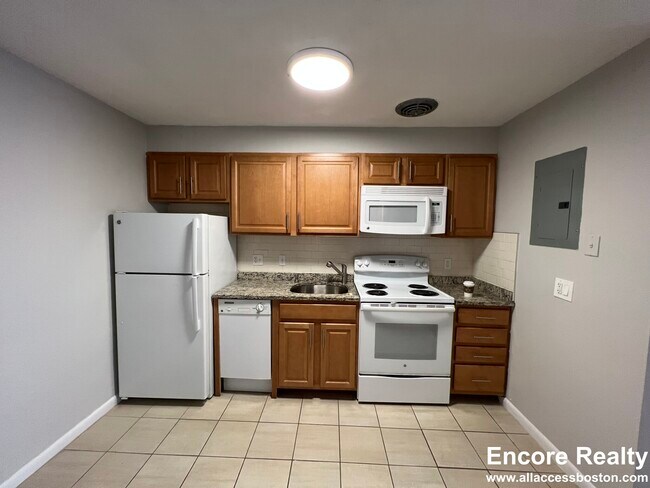 240 Babcock St unit 222--4E, Brookline, MA 02446 - photo 2
