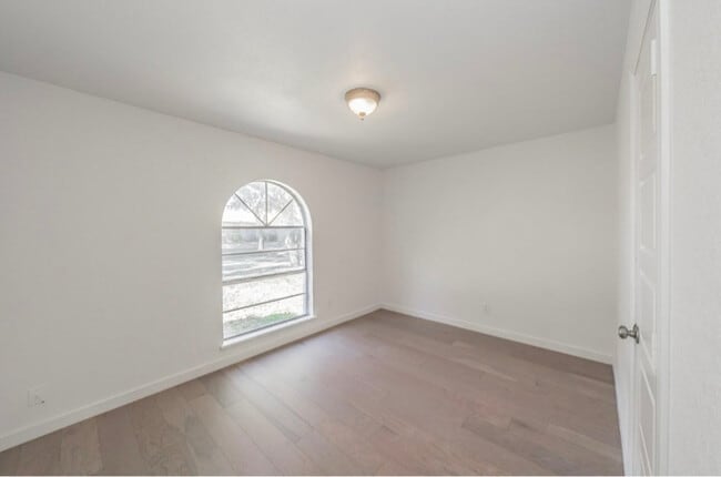 3506 S Elm Dr, Grand Prairie, TX 75052 - photo 4