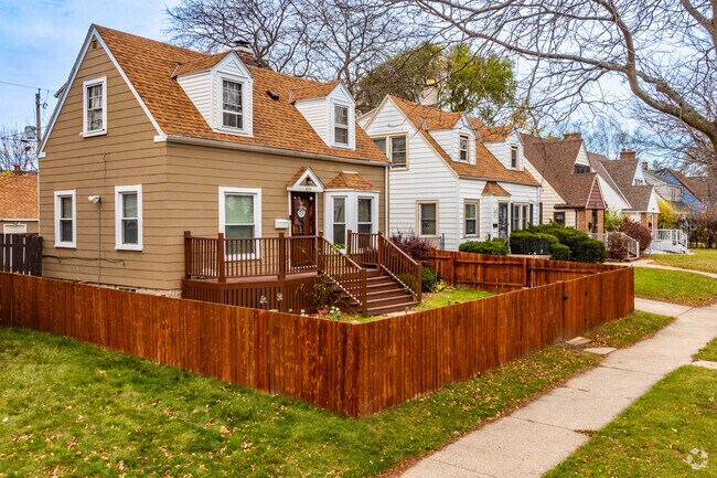 Cape Cod homes line the streets of the Lincoln Creek neighborhood.