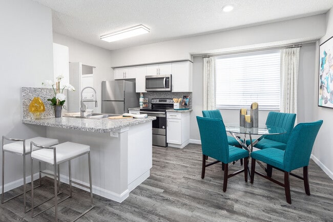 1BR, 1BA - 963SF - Kitchen & Dining Room