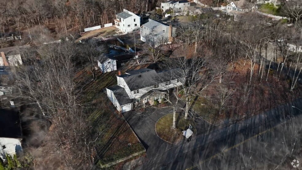 370 Blue Point Rd, Farmingville, NY 11738 - photo 2