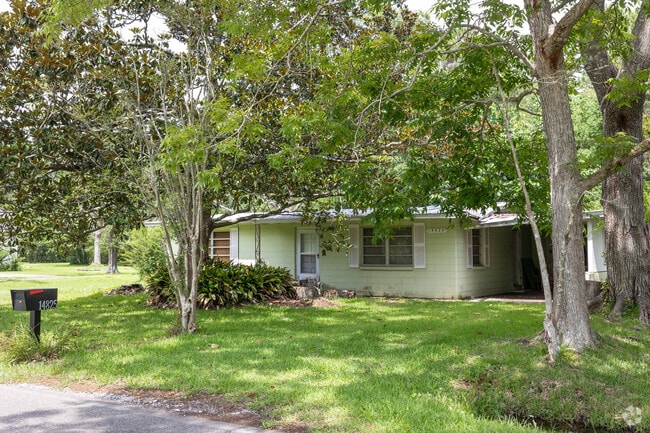 Relaxed ranches on large lots are found throughout Bayou La Batre.