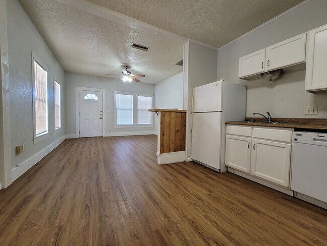 401 Main St unit 2, Brownwood, TX 76801 - photo 3
