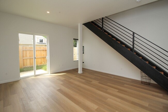 2516 NE Flanders St, Portland, OR 97232 - photo 3