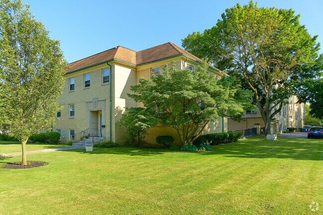 Seton Catholic Academy has a student to teacher ration of 10 to 1.