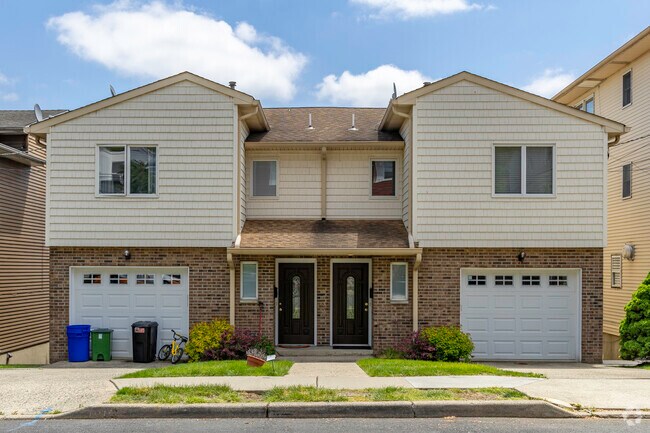 You'll find stylish condo homes lining the streets of Carlstadt, NJ.