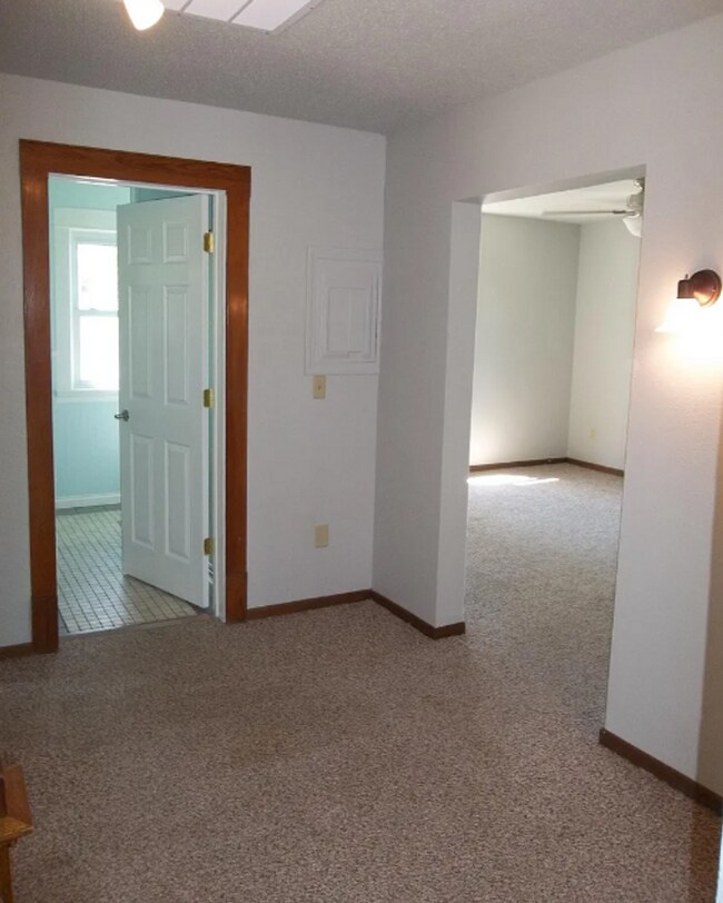 910 S Washington St unit 910 S Washington St, Aberdeen, SD 57401 - photo 6