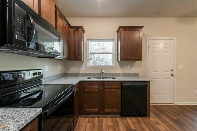 913 Highwood Ln, East Point, GA 30344 - photo 4