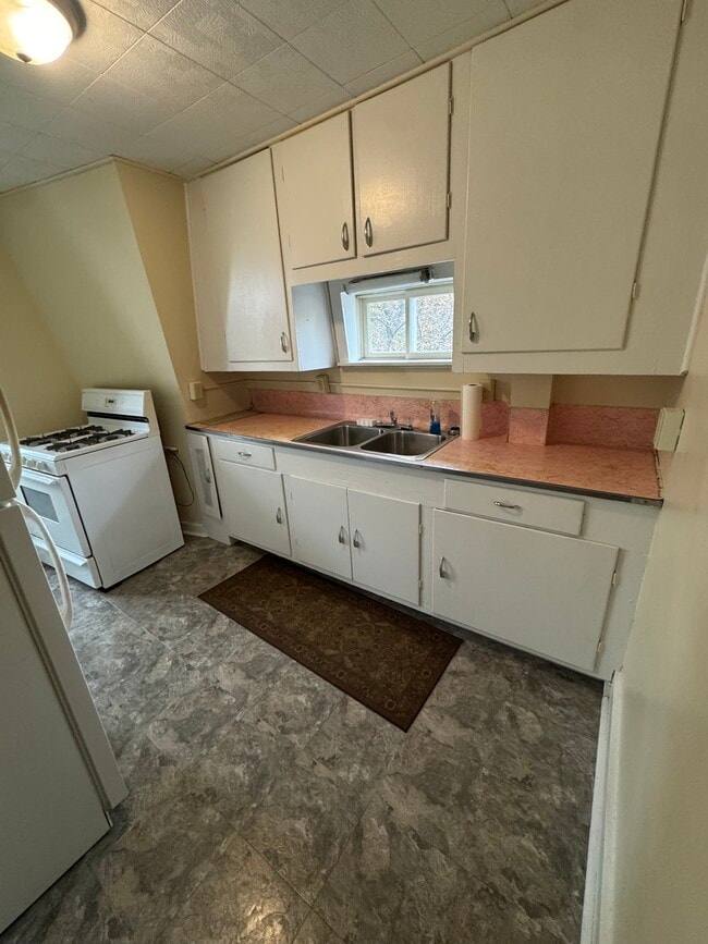 401 Maple Ave Utilities Included, Elmira, NY 14904 - photo 7