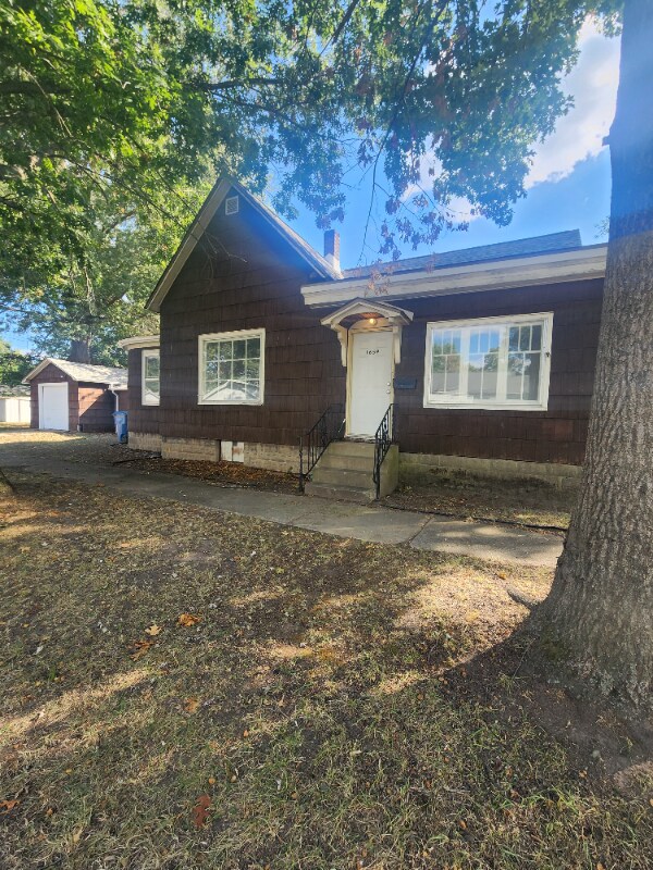 1659 N 12th St, Terre Haute, IN 47804
