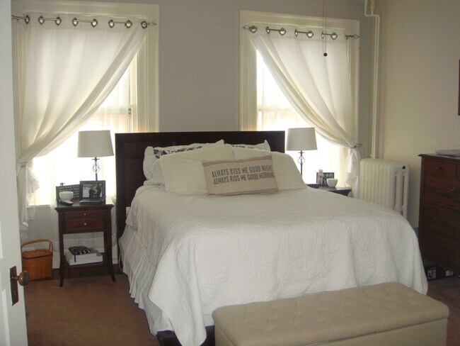 Main Bedroom Approx 13'X14'