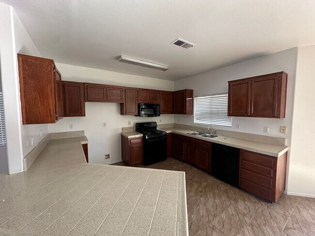 4013 Amherst Forest Rd, Bakersfield, CA 93313 - photo 6